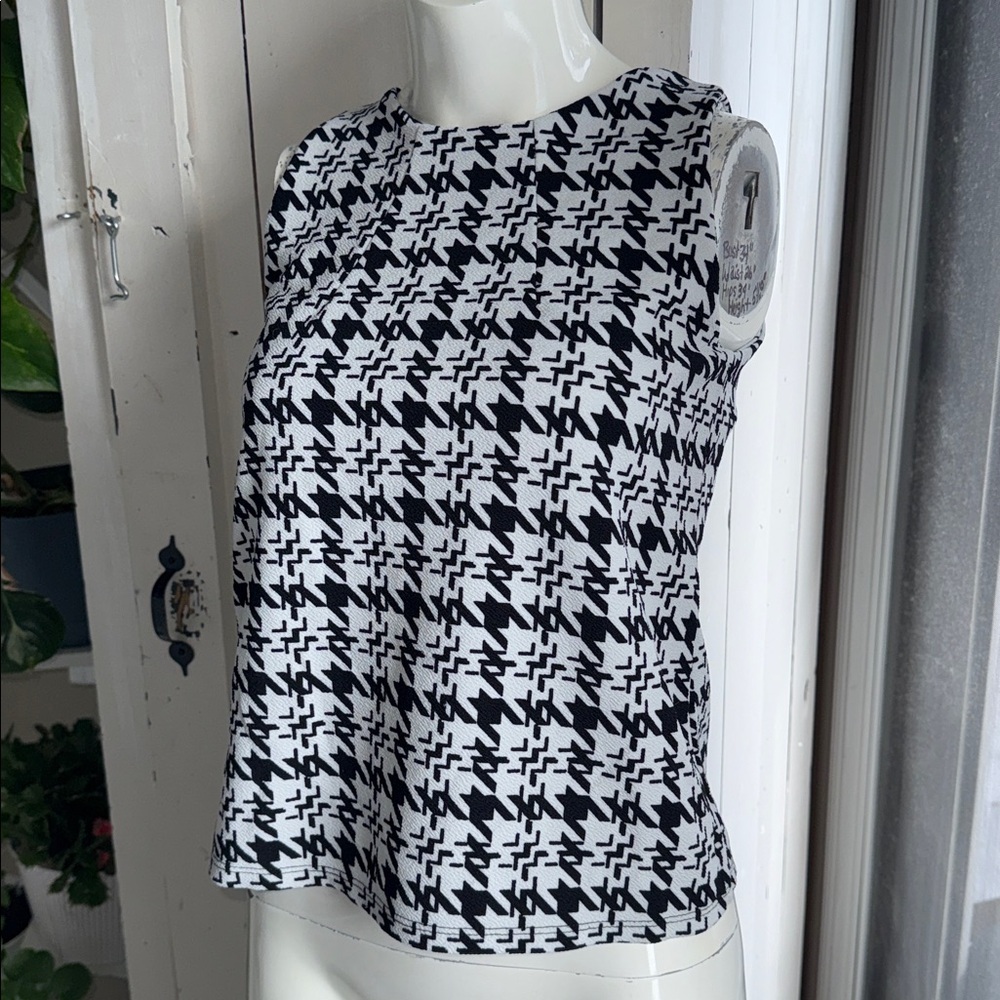 Vintage 70s ⭐️HOST PICKED⭐️Houndstooth, black&white sleeveless scoopneck crop